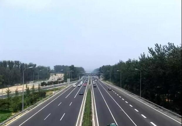 間斷性踩油門(mén)的操作，能讓我們?cè)谛旭倳r(shí)省油嗎？